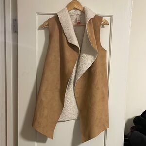 No Boundaries Tan and Cream Women's Sleeveless Fuzzy Vest